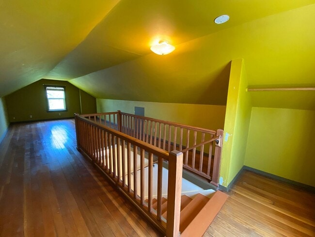 Building Photo - Lovely Cully Home with Bonus Loft, Basemen...