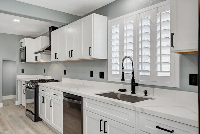 Building Photo - Stunning Silverado Ranch Home with RV parking