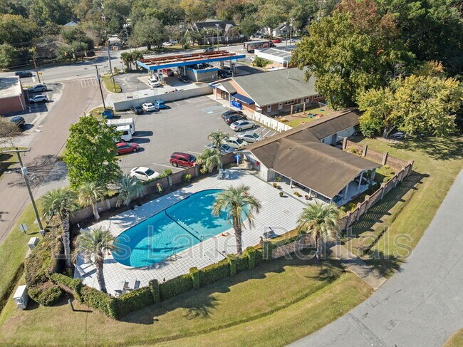 Building Photo - 874 Colony Dr