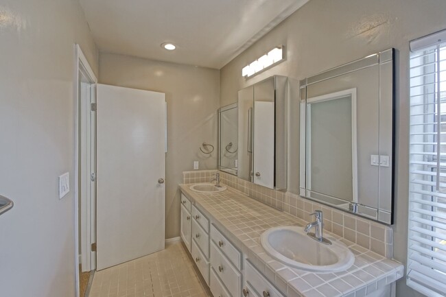 Building Photo - REMODELED, BRIGHT & AIRY, 4BR3BA HOME W/ G...