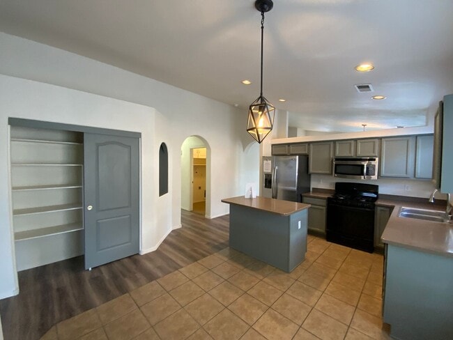 Building Photo - 4 Bedroom Single Story Home Available Near...