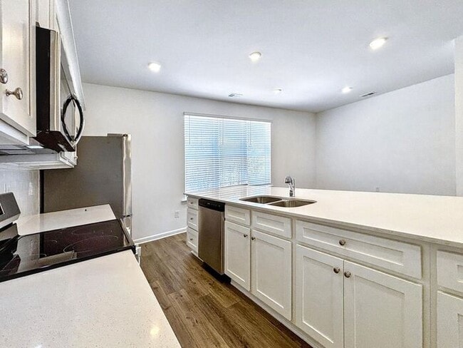 Building Photo - 4-Bedroom Home with Scenic Views and Conve...
