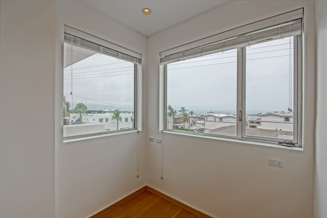 Building Photo - 4BR3.5BA + OFFICE! NEWER CONSTRUCTION, MOD...