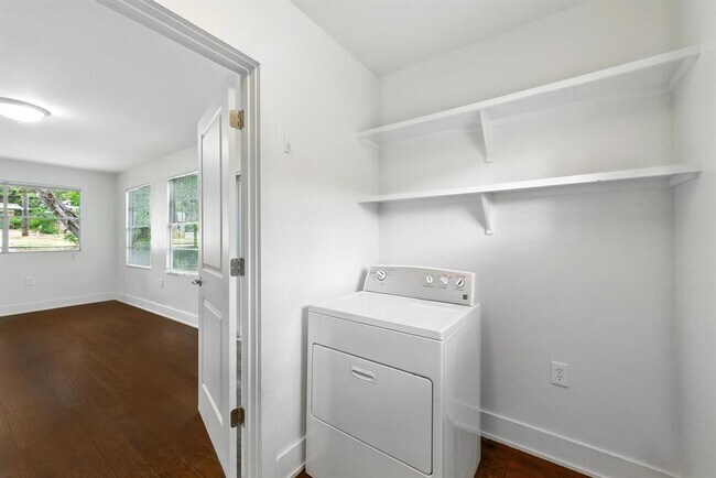 Building Photo - 1110 W Oltorf St
