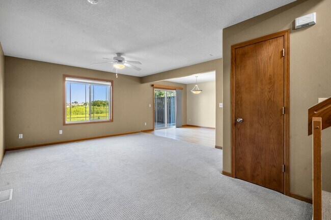 Building Photo - Beautiful End Unit Condo - 4 Bedrooms, Linn Mar Schools