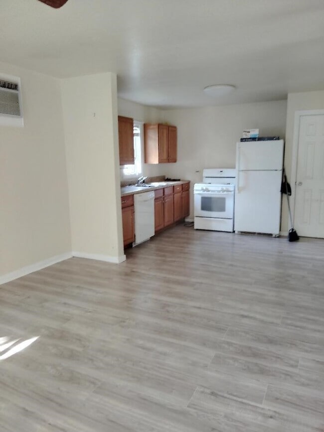 Building Photo - 140 W. Darby