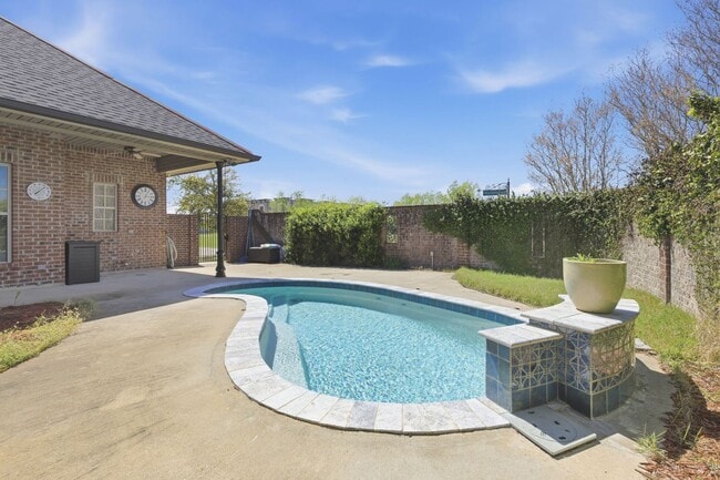 Building Photo - 1549 L'Acadie Dr