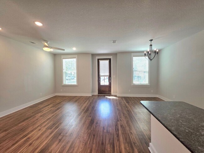 Building Photo - Beautiful Townhome in the Heart of Downtown Pensacola