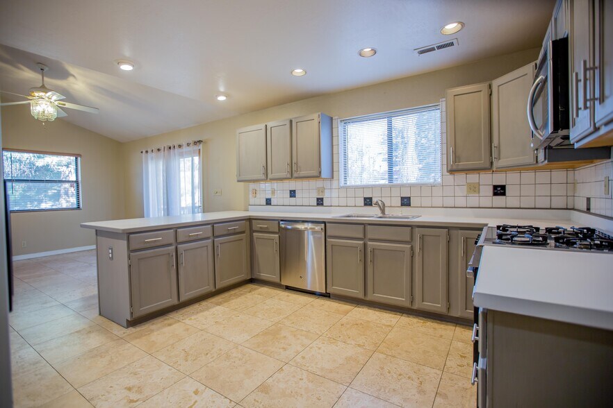 Building Photo - 2562 N Fox Run Dr