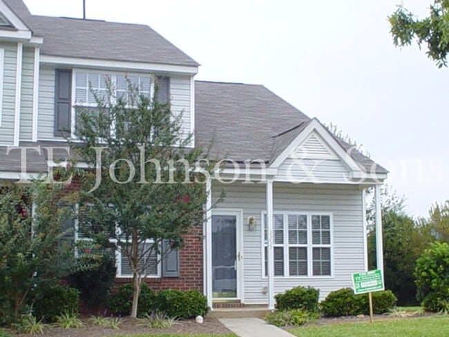 Building Photo - Beautiful 3BR Home with Vaulted Ceilings, Community Pool & Main Level Primary Suite