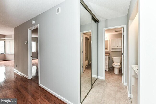 Building Photo - 900 N Stafford St