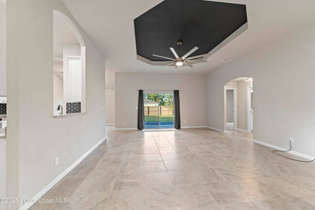 Building Photo - 565 Rembrandt St SE