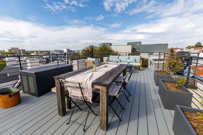 Building Photo - Newer Three Bed-Three Bath Townhouse Condo...