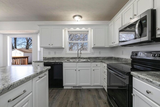 Building Photo - Updated 3 bedroom 2 bathroom 2 car garage ...