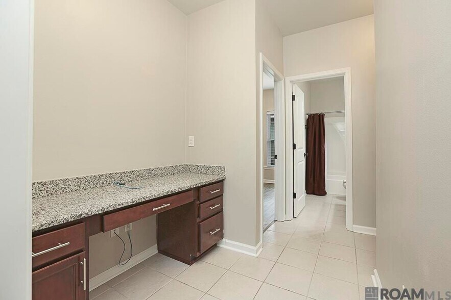 Building Photo - 18317 Sunset Park Dr