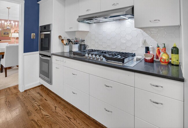 Building Photo - 5973 Searl Terrace