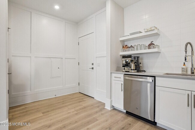 Building Photo - 218 3rd Ave