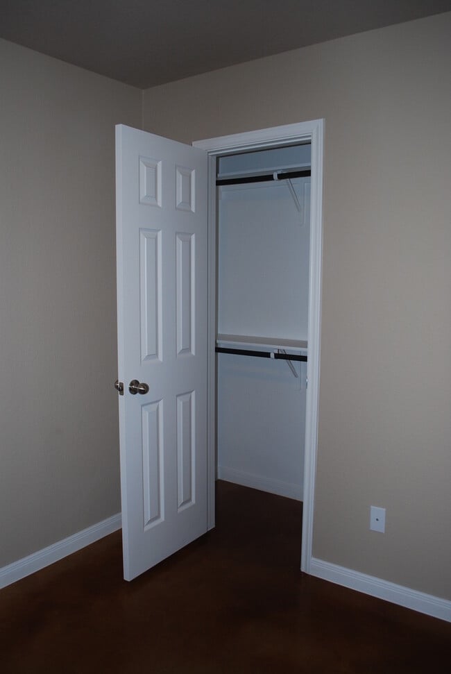 Building Photo - 1512 Dakota Ter