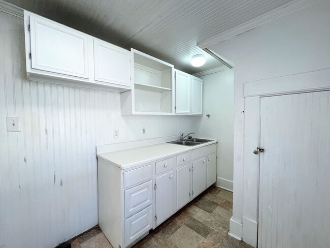 Building Photo - Cozy 2 bedroom home