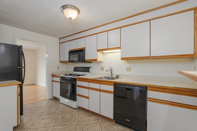 Building Photo - 13 Iris Way