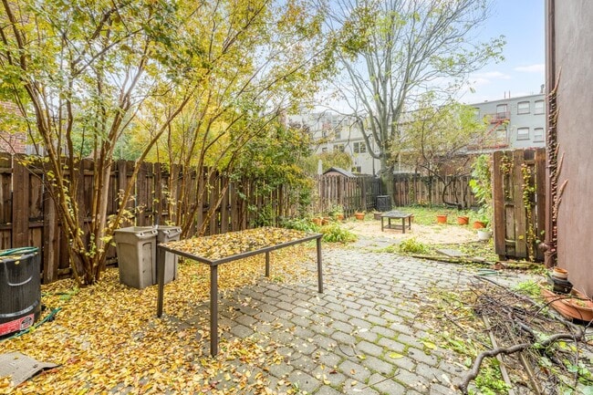 Building Photo - 251.5 York St