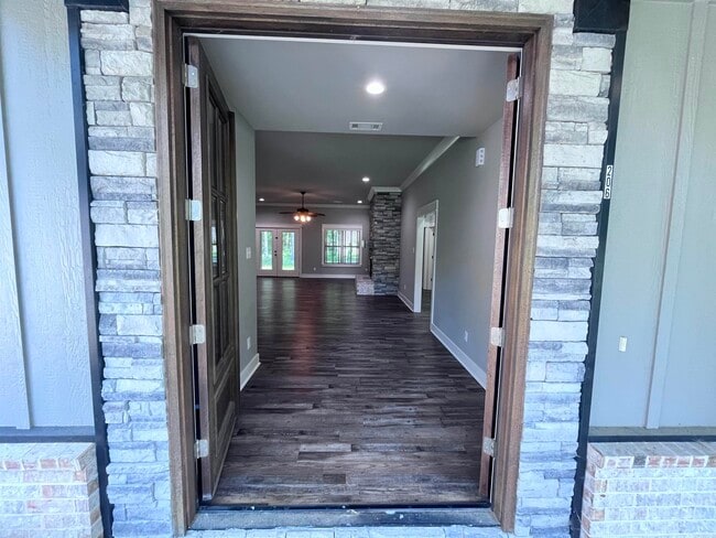 Building Photo - 206 Bridgewood Dr