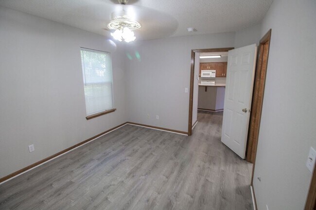 Building Photo - 1316 Valley Creek Ln