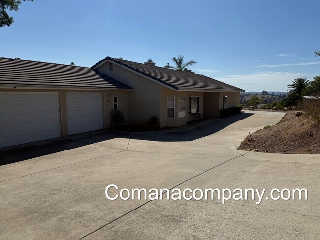 Building Photo - Gorgeous, spacious 3BR/2BA w views, yard, ...