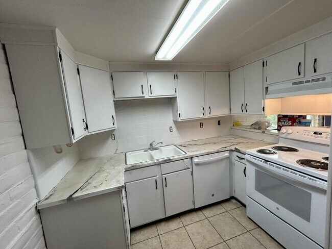 Building Photo - 500 NE 15th St