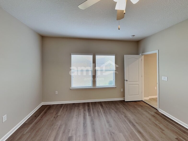 Building Photo - 37 Trumpco Dr