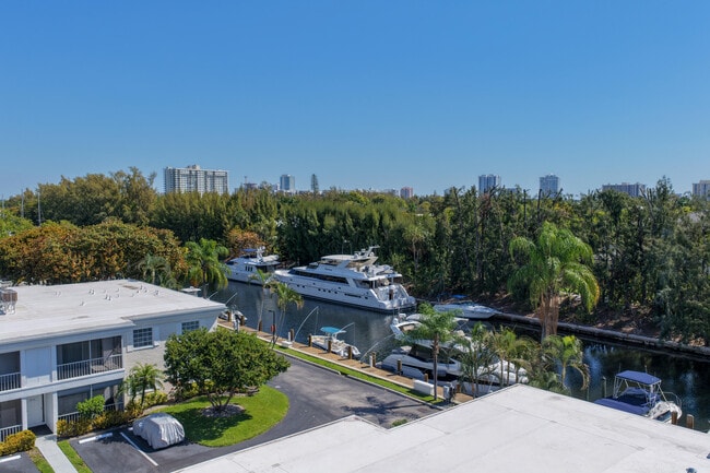 Building Photo - 6231 Bay Club Dr