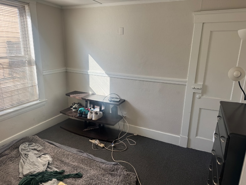 Building Photo - 215 Main St