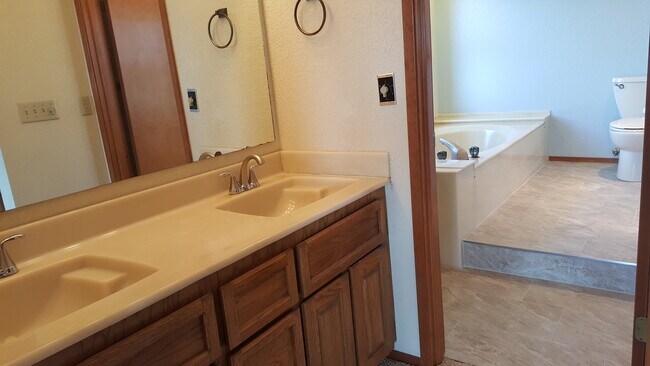 Building Photo - 1870 N Skyline Dr