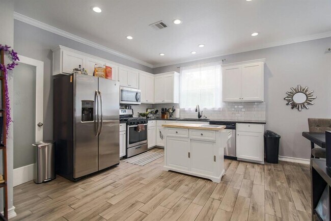 Building Photo - 2109 Maxwell Ln