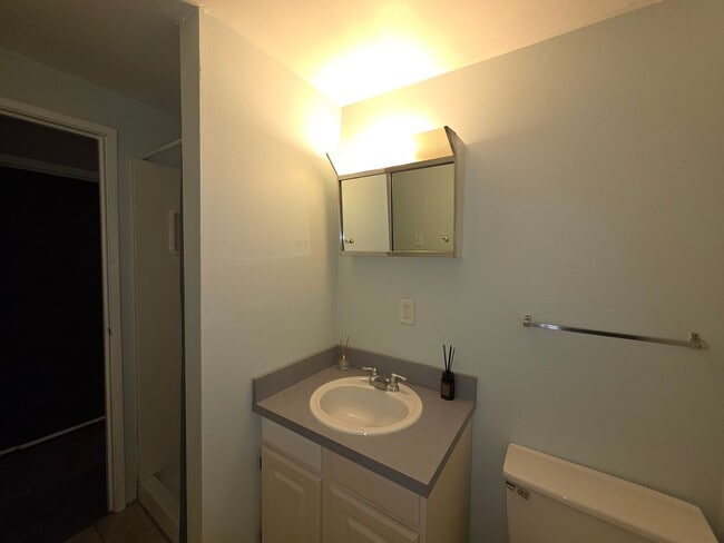 Building Photo - Great 3 Bedroom Townhouse In Aurora!