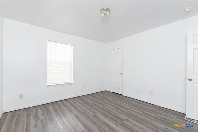 Building Photo - 4207 Primrose Dr