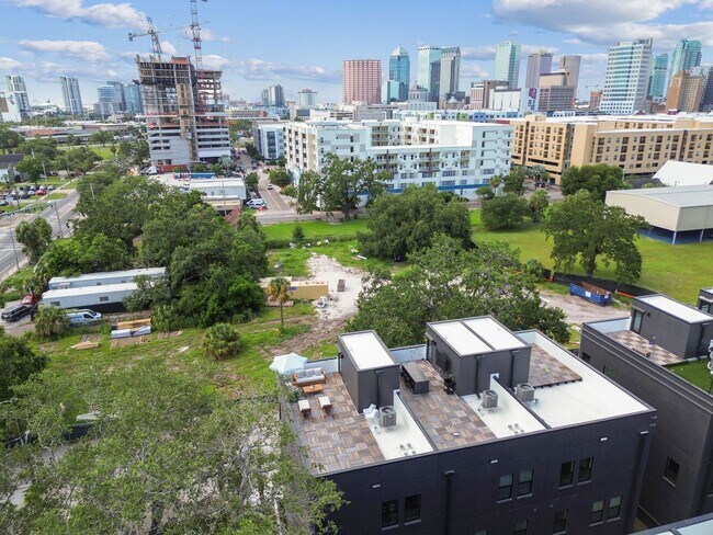 Building Photo - Canvas GWX