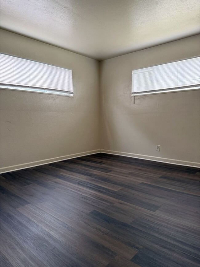 Building Photo - Available NOW! 4/2 With New Exterior Paint!!