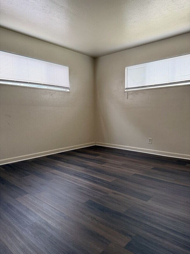 Building Photo - Available NOW! 4/2 With New Exterior Paint!! Move in Special, Half off first month's rent.