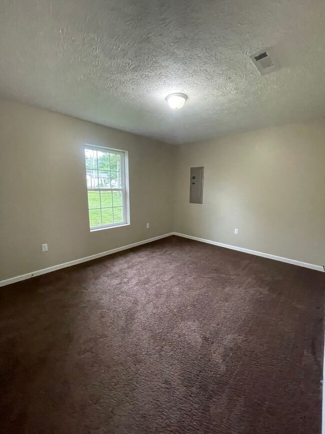 Building Photo - 3 bedroom 2 bath single family home in Whi...