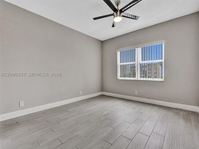 Building Photo - 400 N Riverside Dr