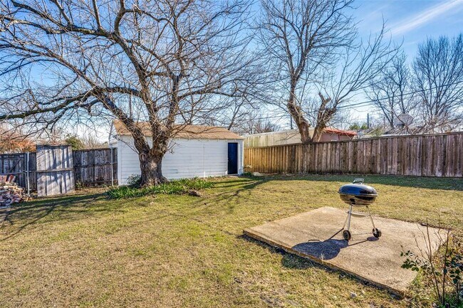 Building Photo - 1026 Cliffdale Ave