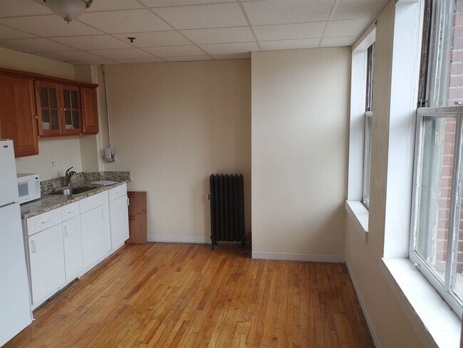 Building Photo - 819 Elm St