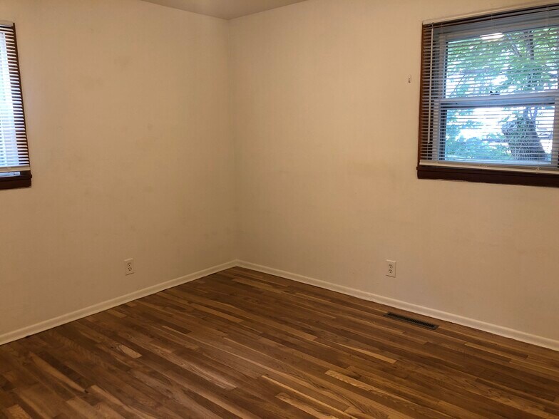 Building Photo - 610 NE Gray Ln