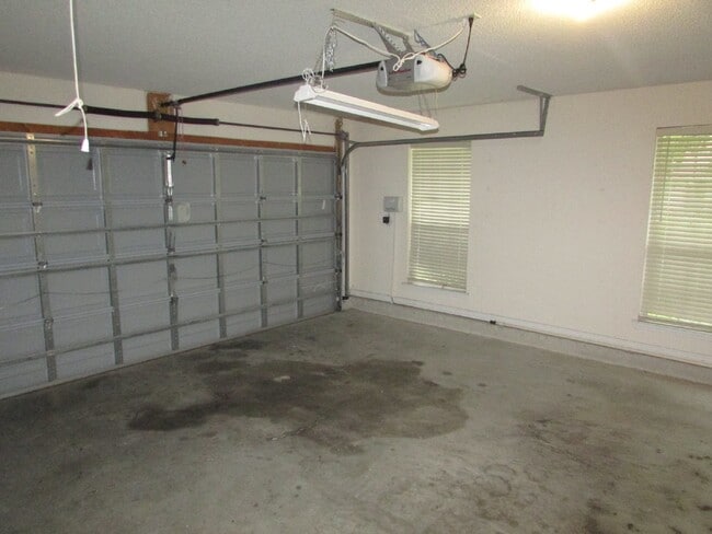 Building Photo - 3-Bed, 2-Bath Brick Home in Robin’s Ridge – Vaulted Ceilings, Fireplace, Eat-In Kitchen, Large Pr...