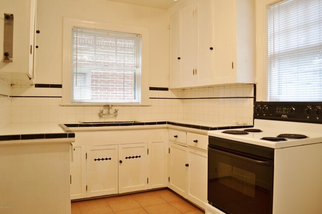 Building Photo - 2559 Dellwood Ave