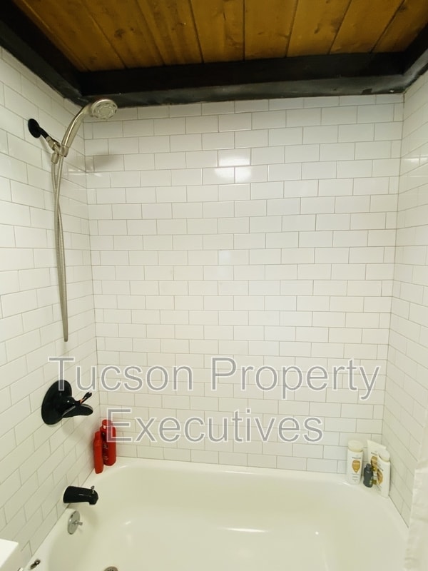 Building Photo - 2126 E Silver St