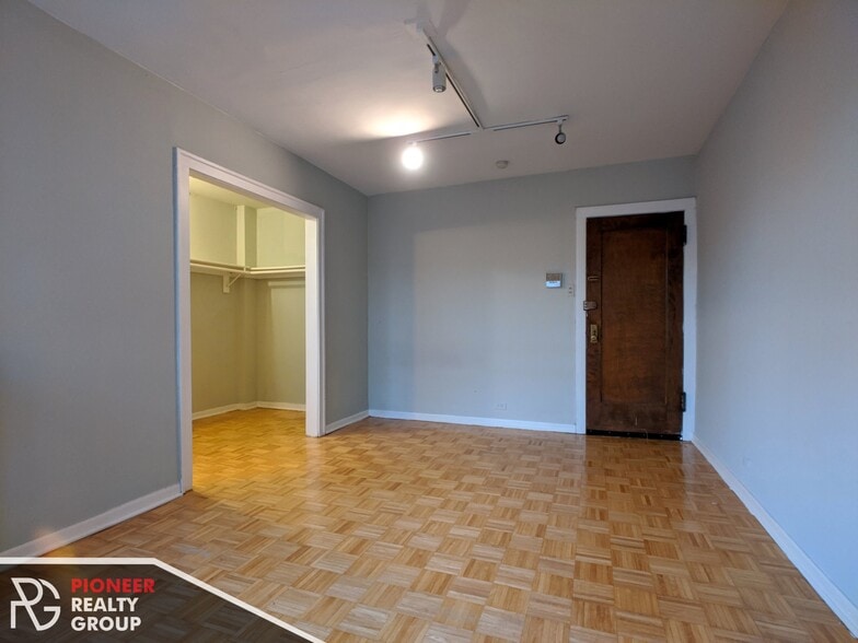 Building Photo - 739 W Belmont Ave