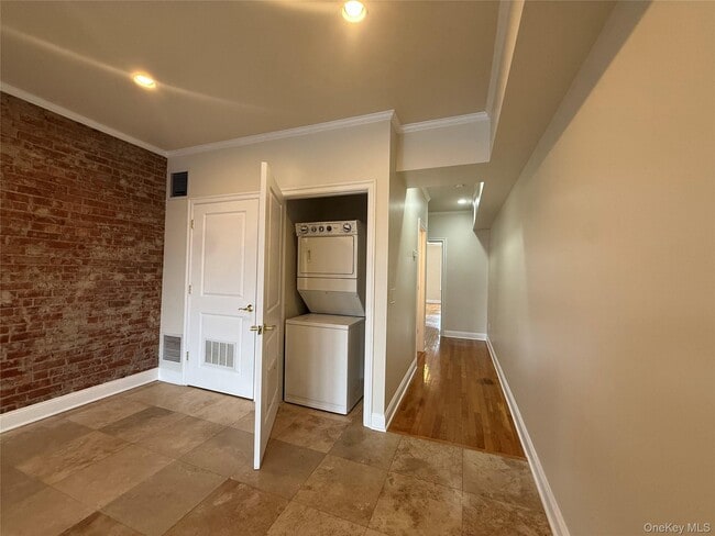 Building Photo - 123 Main St