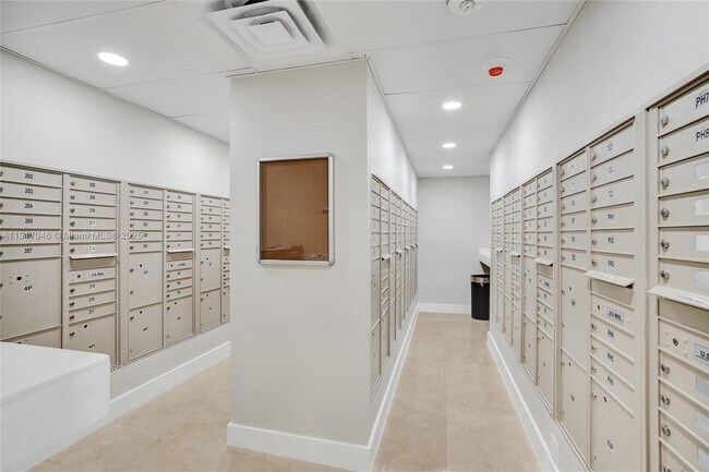 Building Photo - 5005 Collins Ave